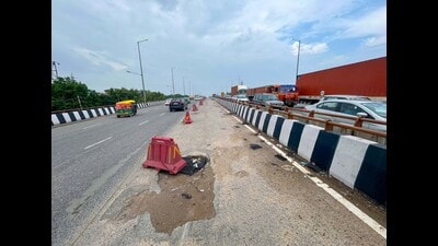 The damaged portion of the Hero Honda Chowk flyover has not been repaired yet. The NHAI has requested the CRRI to expedite its report on the flyover, which suffered a crack a year ago, in Gurugram. (HT PHOTO) The damaged portion of the Hero Honda Chowk flyover has not been repaired yet. The NHAI has requested the CRRI to expedite its report on the flyover, which suffered a crack a year ago, in Gurugram. (HT PHOTO)