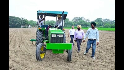 The tractor uses advanced technologies, such as sensors, GPS, and artificial intelligence (AI) to navigate fields, perform tasks including tilling, cultivating and seeding, and avoid obstacles, eliminating the need for a human operator, says PAU’s vice-chancellor Satbir Singh Gosal. (Gurpreet Singh/HT) The tractor uses advanced technologies, such as sensors, GPS, and artificial intelligence (AI) to navigate fields, perform tasks including tilling, cultivating and seeding, and avoid obstacles, eliminating the need for a human operator, says PAU’s vice-chancellor Satbir Singh Gosal. (Gurpreet Singh/HT)
