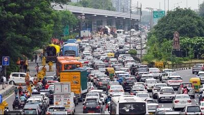 Traffic at Dhaula Kuan on Monday. (Vipin Kumar/HT Photo) Traffic at Dhaula Kuan on Monday. (Vipin Kumar/HT Photo)