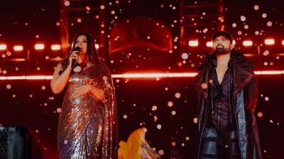 Himesh’s wife, Sonia Kapur, also joined him on-stage in a poignant moment that left the crowd cheering. Himesh’s wife, Sonia Kapur, also joined him on-stage in a poignant moment that left the crowd cheering. 