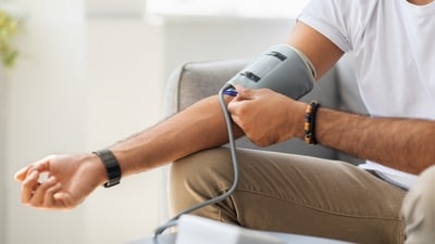 Cardiologist shares essential tips for home blood pressure checks. (Shutterstock)
