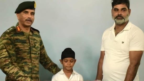Lt Gen Manoj Kumar Katiyar, GOC-in-C Western Command, felicitating Shravan Singh in Ferozepur on Saturday. (HT)