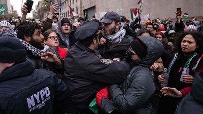 Setting police vehicles ablaze is not a form of protest — it is a federal crime, said U.S. attorney for the Eastern District of New York. (Yuki IWAMURA/AFP File)
