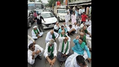 Farmers holding a protest in Karnal on Tuesday. (HT Photo) Farmers holding a protest in Karnal on Tuesday. (HT Photo)