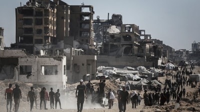 Palestinians gather to collect humanitarian aid from a distribution point in Beit Lahia, northern Gaza, on Sunday, July 20, 2025. (Bloomberg) Palestinians gather to collect humanitarian aid from a distribution point in Beit Lahia, northern Gaza, on Sunday, July 20, 2025. (Bloomberg)