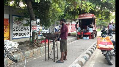 Makeshift shops operate on a cycle track near Powerhouse Jn in Ashiana. (Deepak Gupta/HT Photo) Makeshift shops operate on a cycle track near Powerhouse Jn in Ashiana. (Deepak Gupta/HT Photo)