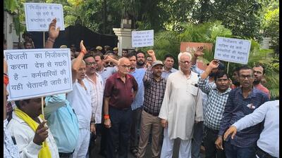 Power employees protesting outside U.P. energy minister Arvind Kumar Sharma’s residence in Lucknow on Tuesday. (HT Photo)