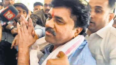 Pune: Walmik Karad, a close aide of Maharashtra minister Dhananjay Munde, as he surrenders before the Crime Investigation Department (CID) in a case linked to the murder of a sarpanch in Beed district of Maharashtra, in Pune, Tuesday, Dec. 31, 2024. (PTI Photo)(PTI12_31_2024_000070B) (PTI) Pune: Walmik Karad, a close aide of Maharashtra minister Dhananjay Munde, as he surrenders before the Crime Investigation Department (CID) in a case linked to the murder of a sarpanch in Beed district of Maharashtra, in Pune, Tuesday, Dec. 31, 2024. (PTI Photo)(PTI12_31_2024_000070B) (PTI)