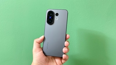 Vivo X200 FE 5G mobile price in India starts at Rs. 54,999 for the 12 GB + 256 GB model, while the 16 GB + 512 GB variant costs Rs. 59,999. (Debashis Sarkar/ HT) Vivo X200 FE 5G mobile price in India starts at Rs. 54,999 for the 12 GB + 256 GB model, while the 16 GB + 512 GB variant costs Rs. 59,999. (Debashis Sarkar/ HT)