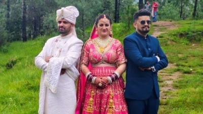 A video from the ceremony also went viral on social media, showing one of the grooms holding his hand out for the bride to welcome her on stage. (X/@BalbirKumar23/@OfficiallyAmit0) A video from the ceremony also went viral on social media, showing one of the grooms holding his hand out for the bride to welcome her on stage. (X/@BalbirKumar23/@OfficiallyAmit0)