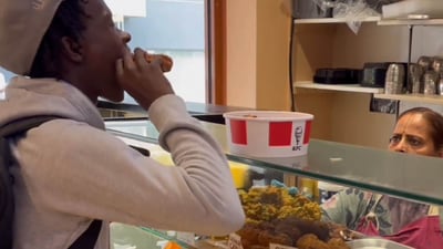 The man pulled out a KFC fried chicken basket, placed it on the counter, and helped himself to a chicken leg. (X/ssaratht) The man pulled out a KFC fried chicken basket, placed it on the counter, and helped himself to a chicken leg. (X/ssaratht)