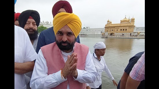 Punjab CM Bhagwant Mann paying obeisance at the Golden Temple on Tuesday. (Sameer Sehgal/HT)