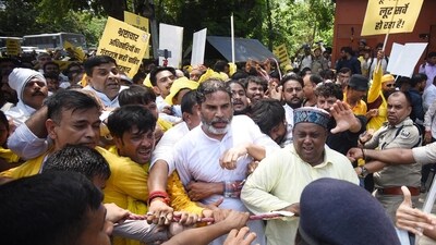 The confrontation between police and Jan Suraaj group occurred as the latter tried to march towards the Bihar Assembly. (Santosh Kumar/ Hindustan Times)