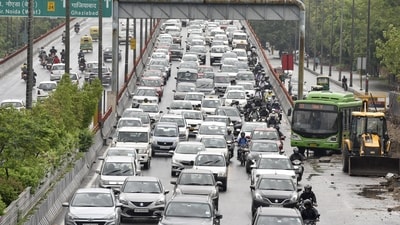 Wednesday morning's rain added to the traffic snarls and waterlogging that have become a hallmark of Delhi-NCR during the monsoon season. (Sunil Ghosh / HT Photo)