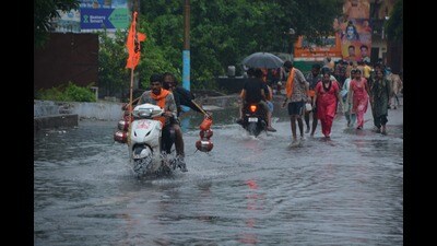 By 9.45 am, the rain intensified, drenching Meerut in a downpour that led to waterlogging in several areas. (HT)
