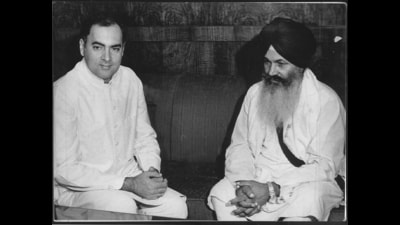 Prime Minister Rajiv Gandhi and Akali Dal president Harcharan Singh Longowal in New Delhi. (KK Chawla/HT)