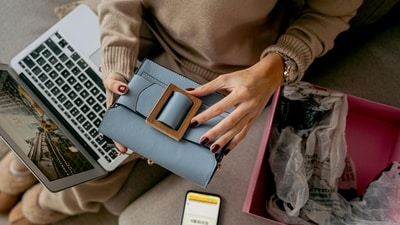 Confused about Rakhi gifts? Here are budget gadgets under Rs. 1999 your sister might love. (Pexels)