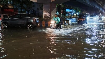 The intensity of the incessant rainfall was higher in the eastern suburbs of Ghatkopar, Mankhurd, Govandi, LBS Road in Vikhroli and Bhandup, which are considered chronic flooding spots. (Praful Gangurde /HT Photo) The intensity of the incessant rainfall was higher in the eastern suburbs of Ghatkopar, Mankhurd, Govandi, LBS Road in Vikhroli and Bhandup, which are considered chronic flooding spots. (Praful Gangurde /HT Photo)