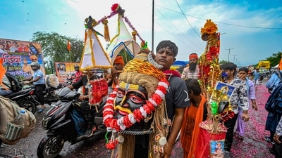 The rush of kanwariyas started increasing from July 20 and their massive influx began on July 21 after which the traffic police issued three more advisories. (Sanchit Khanna/Hindustan Times)