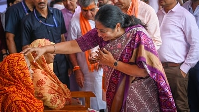 Delhi CM Rekha Gupta, along with Kapil Mishra showered flower petals over Women Kanwariyas carrying Holy Ganga water from Haridwar during Kanwar Yatra&nbsp; (Sanchit Khanna/Hindustan Times)