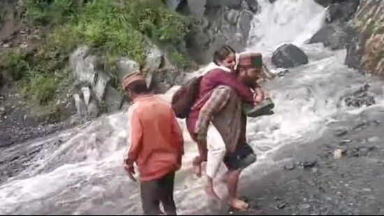 Due to the absence of a bridge on the Banni Mata Nullah in Bharmour of Chamba district, schoolchildren put their lives in danger to reach their school everyday. (HT Photo)