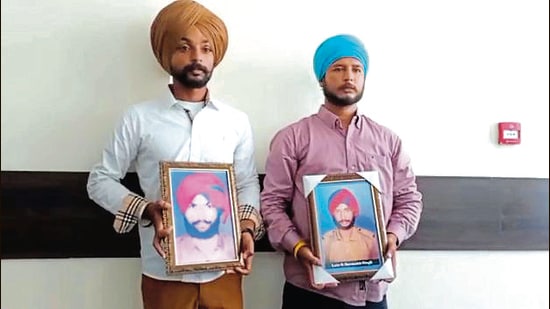 Kin show pictures of two constables killed in fake encounter by Majitha police 32 years ago. (HT Photo)