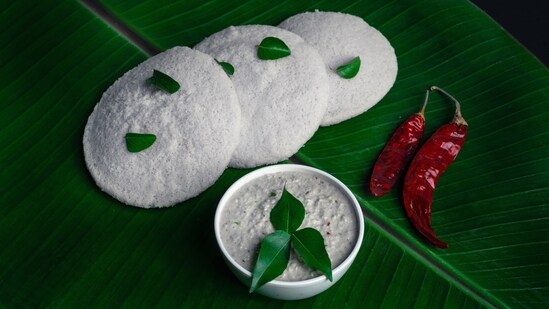Dr Nandigam suggested you 'break the loop of your routine idli dosa breakfast and switch over to oats'. Here's why. (Unsplash)