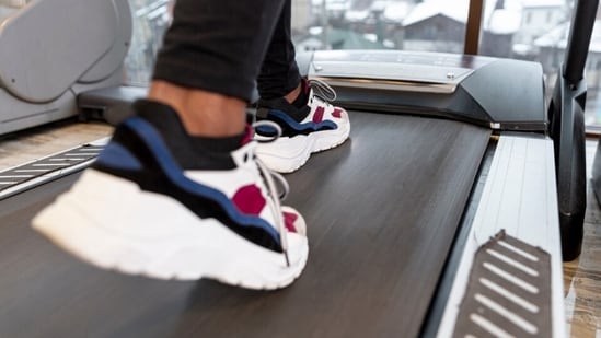 According to the fitness coach, a 20-minute walk after your workout burns belly fat faster than hours of cardio. (Freepik)