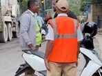 Bengaluru cops allegedly threatened a run club member in Electronics City. (Screengrab of viral video)