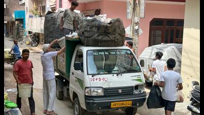 A vehicle sent by the municipal corporation collects garbage at Sector 11 near Khandsa Road in Gurugram amid an ongoing sanitation crisis in the city. (PARVEEN KUMAR/HT) A vehicle sent by the municipal corporation collects garbage at Sector 11 near Khandsa Road in Gurugram amid an ongoing sanitation crisis in the city. (PARVEEN KUMAR/HT)