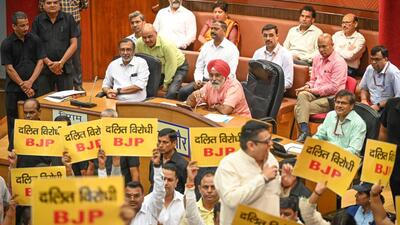 AAP councillors protest during the MCD House Session on Thursday. (Sanchit Khanna/HT PHOTO) AAP councillors protest during the MCD House Session on Thursday. (Sanchit Khanna/HT PHOTO)