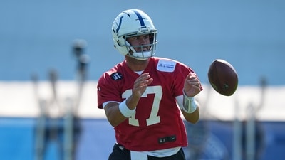 Indianapolis Colts quarterback Daniel Jones (17) catches a pitch during practice at the NFL football team's training camp (AP) Indianapolis Colts quarterback Daniel Jones (17) catches a pitch during practice at the NFL football team's training camp (AP)