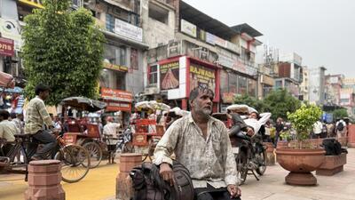 Rajesh Kumar is sitting alone on a Chandni Chowk bench. (HT) Rajesh Kumar is sitting alone on a Chandni Chowk bench. (HT)