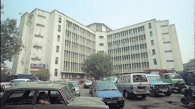 Super Bazar head office near Connaught Place. Operated by NDMC, the six-storey store had become a familiar landmark. (HT ARCHIVE) Super Bazar head office near Connaught Place. Operated by NDMC, the six-storey store had become a familiar landmark. (HT ARCHIVE)