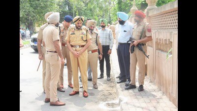 The Amritsar police commissionerate on Thursday arrested four members of an international extortion gang after a brief encounter. The Amritsar police commissionerate on Thursday arrested four members of an international extortion gang after a brief encounter.