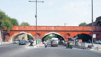 Traffic passes from the Mangey Bridge connecting Red Fort with Salimgarh Fort on the outer ring road, Mahatma Gandhi Marg, in New Delhi on Tuesday. (Sanjeev Verma/Hindustan Times) Traffic passes from the Mangey Bridge connecting Red Fort with Salimgarh Fort on the outer ring road, Mahatma Gandhi Marg, in New Delhi on Tuesday. (Sanjeev Verma/Hindustan Times)
