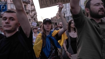 Ukrainians Ramp Up Protests, As Zelensky Seeks Way Out Ukrainians Ramp Up Protests, As Zelensky Seeks Way Out
