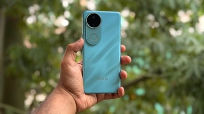 iQOO Z10R 5G in the Aquamarine colourway. (Shaurya Sharma - HT)