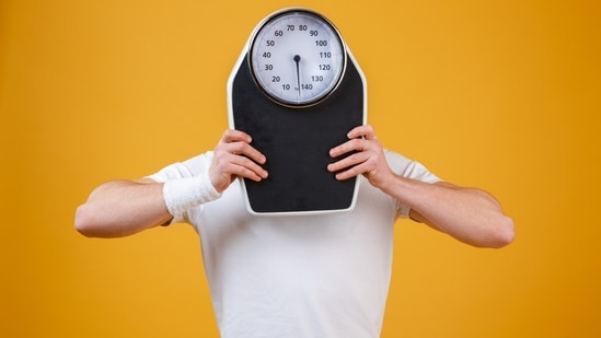 Maintaining a healthy body weight is important to fight fatty liver. (Freepik)