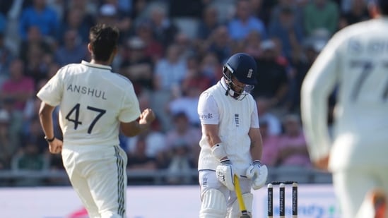 Anshul Kamboj didn't have the best opening spell on his bowling debut, but returned to take a memorable first Test wicket — the important scalp of Ben Duckett, batting on 94 at the time.(AP)