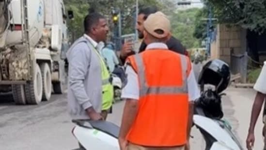 Bengaluru cops allegedly threatened a run club member in Electronics City. (Screengrab of viral video)