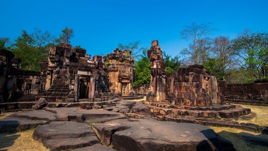 Prasat Ta Muen Thom, which regarded Lord Shiva as the supreme deity, is older than the other two Prasat structures (X/tourismthailand.org)
