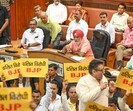 AAP councillors protest during the MCD House Session on Thursday. (Sanchit Khanna/HT PHOTO)