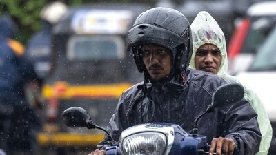 Mumbai Police advised residents of the city and nearby districts to stay indoors, asking them to avoid coastal areas due to heavy rainfall in city. (Satish Bate/ Hindustan Times) Mumbai Police advised residents of the city and nearby districts to stay indoors, asking them to avoid coastal areas due to heavy rainfall in city. (Satish Bate/ Hindustan Times)