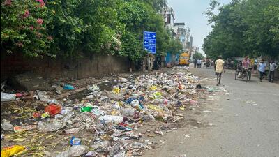 Garbage on Khandsa Road in Gurugram Sector 11 on Friday. (Parveen Kumar/HT Photo) Garbage on Khandsa Road in Gurugram Sector 11 on Friday. (Parveen Kumar/HT Photo)
