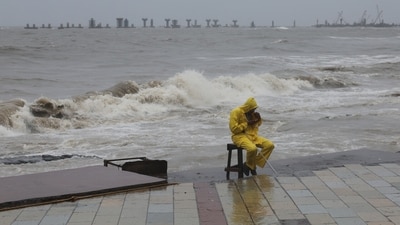 Amid high tide and massive waves in the sea front, the weather department forecast a generally cloudy sky with moderate rain for the next 24 hours.&nbsp; (Reuters)