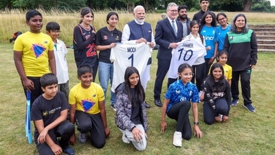 Narendra Modi and Keir Starmer hold jerseys with their names, and pose for a photograph with the batch of young cricketers at Buckinghamshire. (X/@MEAIndia) Narendra Modi and Keir Starmer hold jerseys with their names, and pose for a photograph with the batch of young cricketers at Buckinghamshire. (X/@MEAIndia)