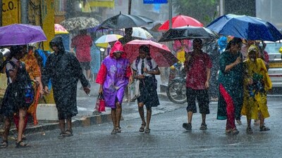 Travel plans of Mumbaikars across the city were disrupted amid heavy rainfall as traffic movement was slow on both the Eastern Express Highway and the Western Express Highway. (PTI) Travel plans of Mumbaikars across the city were disrupted amid heavy rainfall as traffic movement was slow on both the Eastern Express Highway and the Western Express Highway. (PTI)