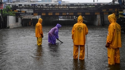 BMC workers were seen assessing flooded roads in Mumbai to ensure that commuters do not experience any serious disruptions while travelling. (PTI) BMC workers were seen assessing flooded roads in Mumbai to ensure that commuters do not experience any serious disruptions while travelling. (PTI)