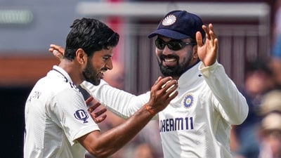 India's Washington Sundar celebrates with KL Rahul after taking the wicket of England's Harry Brook (PTI)